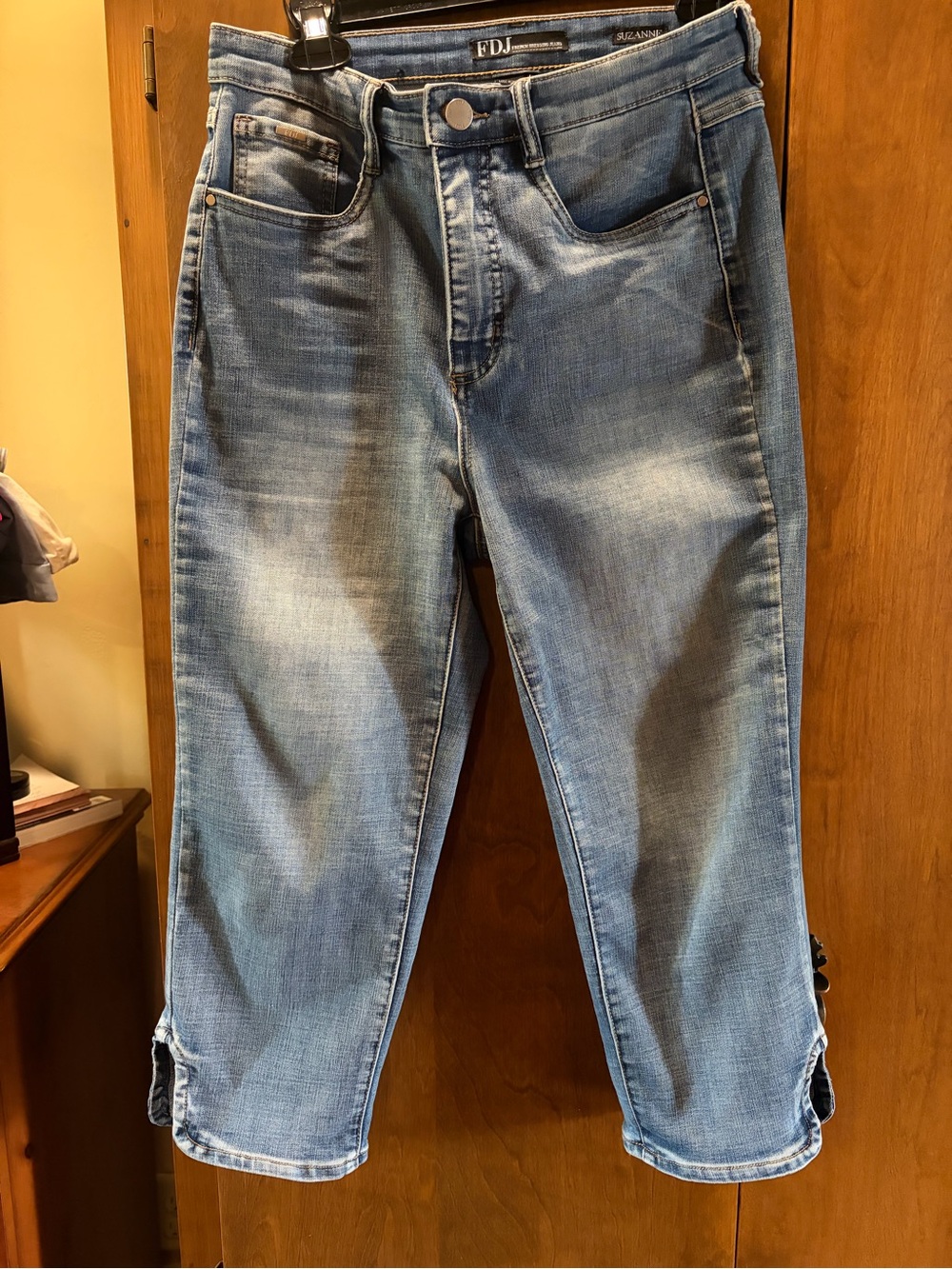 FDJ classic medium wash Capri jeans
